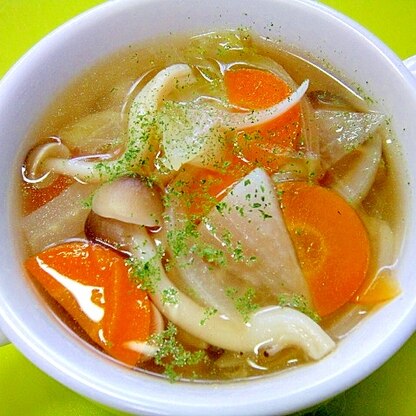 白菜と大根しめじの野菜コンソメスープ